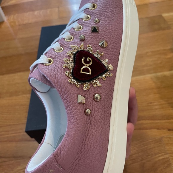Dolce & Gabbana Sneakers in a mauvy pink with red velvet heart in size 37 - Picture 5 of 12